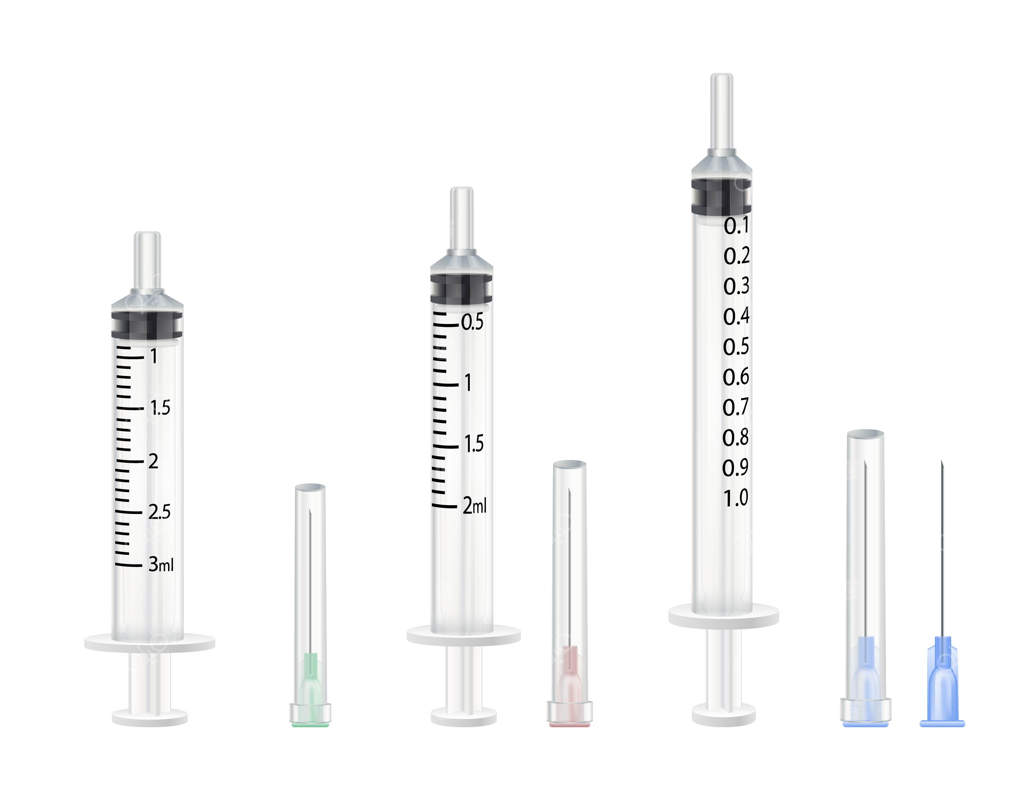 مجموعه‌ای از سرنگ‌ها و سوزن‌ها روی زمینه سفید.