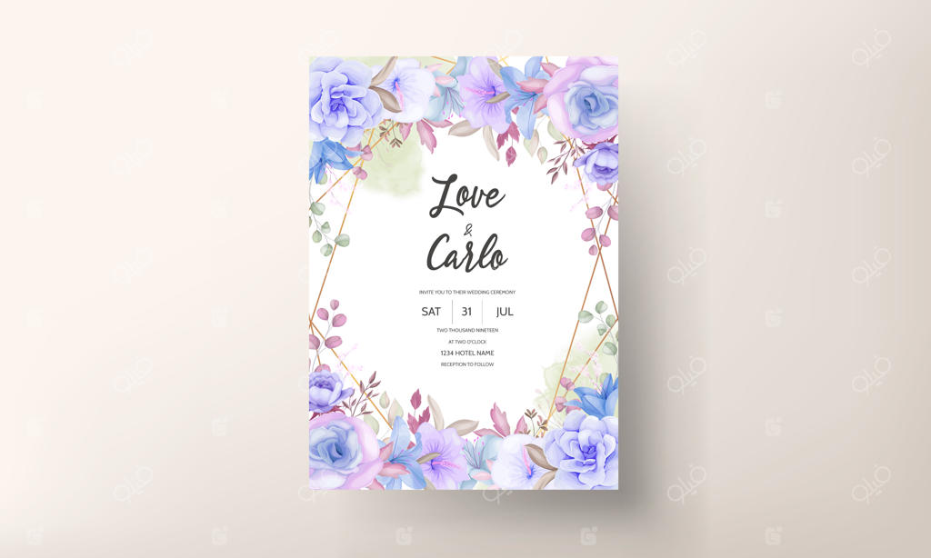 طراحی کارت دعوت عروسی با گل‌ها و برگ‌های آبی و بنفش زیبا