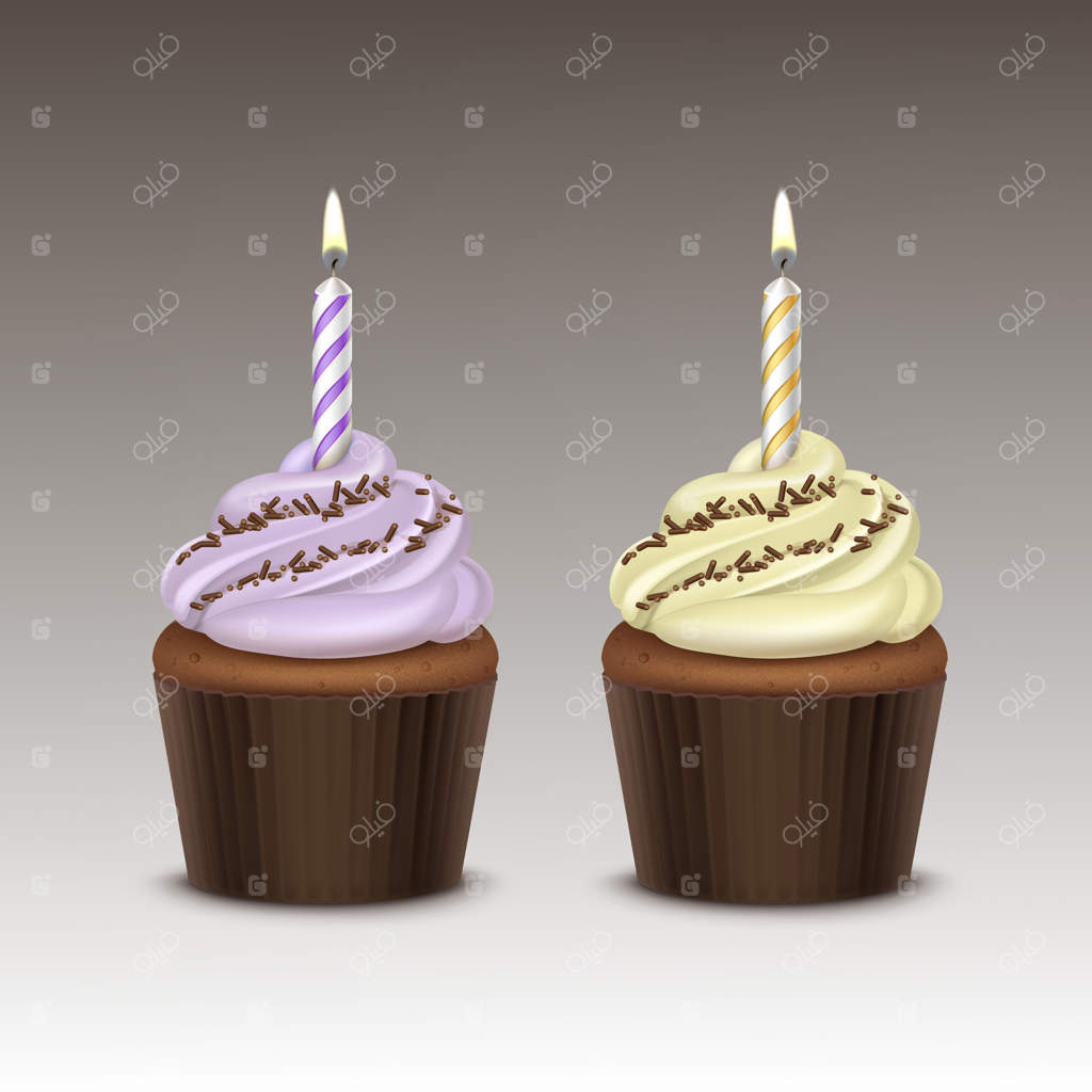 مجموعه‌ای از کاپ‌کیک‌های تولد با خامه‌ی بنفش روشن، شکلات‌های تزیینی و یک شمع در پس‌زمینه