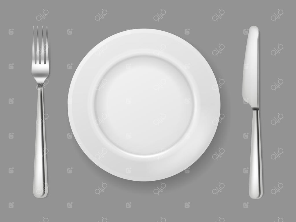 چاقو و چنگال واقعی: قاشق و چنگال نقره‌ای با بشقاب خالی از بالا روی میز ناهارخوری