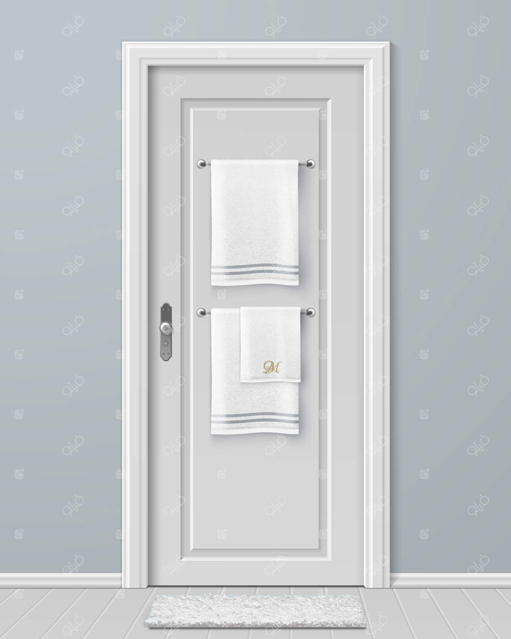 تصویری از حوله‌های سفید آویزان بر روی آویز درب در یک حمام مدرن