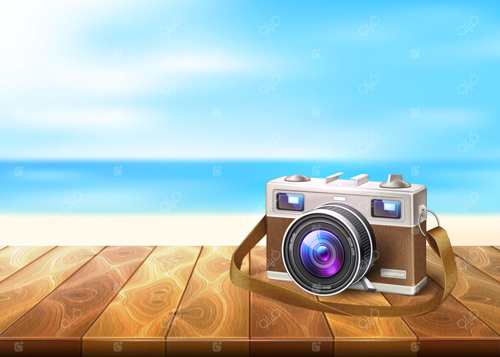 دوربین عکاسی قدیمی و کلاسیک روی کف چوبی در ساحل شنی