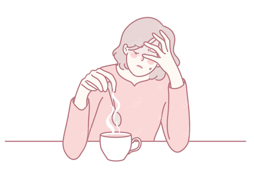 زنی با نگاهی عمیق و تفکر‌آمیز به فنجان قهوه‌اش خیره شده و در فکر فرو رفته است