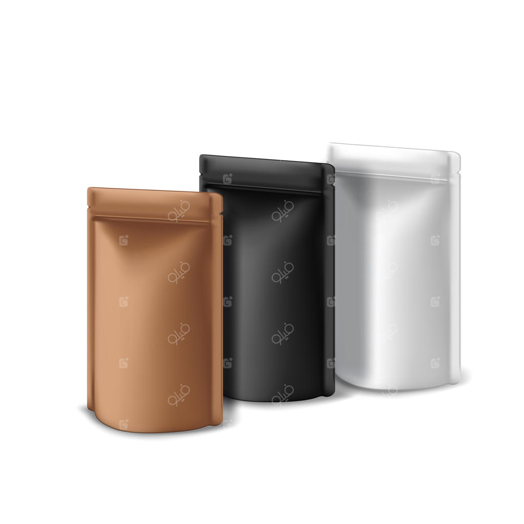 طرح موکاپ سه کیسه زیپ‌دار فویلی کاغذ کرافت در رنگ‌های مشکی، سفید و مسی بر روی پس‌زمینه سفید