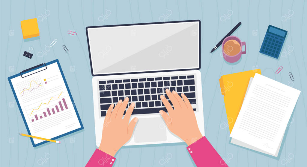 نمای میز کار. میز اداری با دستانی که روی لپ‌تاپ کار می‌کنند، مدارک تجاری، کاغذها و پرونده. مفهوم شغل یا آموزش آنلاین. فریلنسر یا کارمند در محیط کار