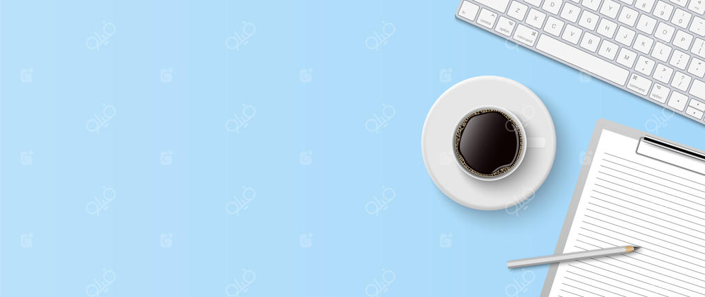 نمای بالا از میز کار ساده: کیبورد کامپیوتر، تخته‌کلیپ و فنجان قهوه روی زمینه آبی