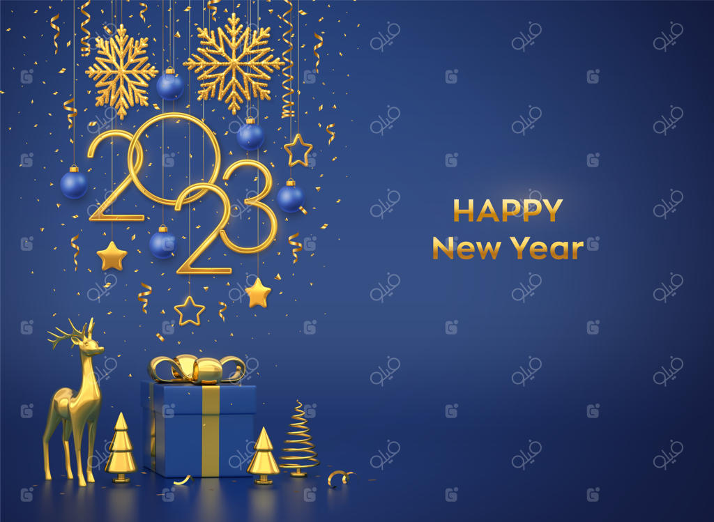 سال نو مبارک ۲۰۲۳: عددهای فلزی طلایی ۲۰۲۳ به همراه برف‌دانه‌ها، ستاره‌ها و گوی‌ها روی پس‌زمینه آبی، جعبه‌های هدیه، گوزن طلایی و درختان کاج فلزی به همراه تصویر مدل برداری