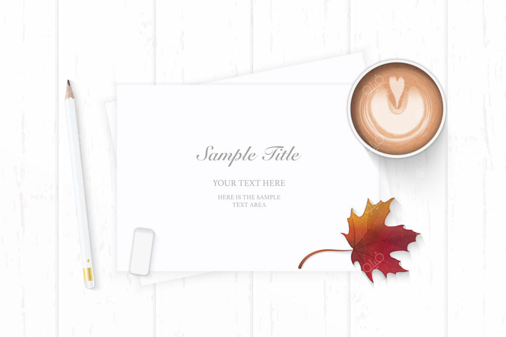 کاغذ شیک با برگ افرا قهوه‌ای روی پس‌زمینه چوبی