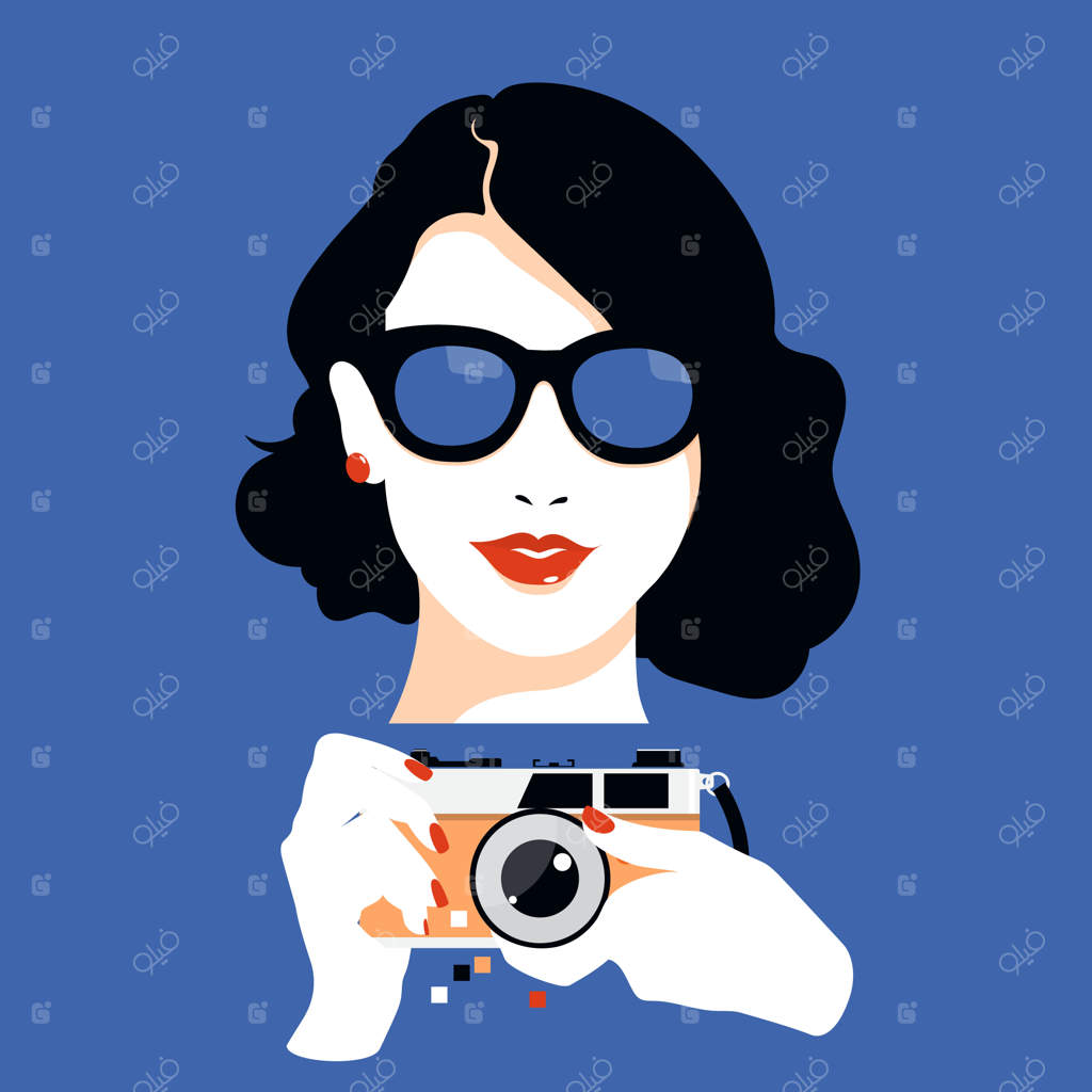 دختر زیبا با عینک بزرگ و دوربین قدیمی