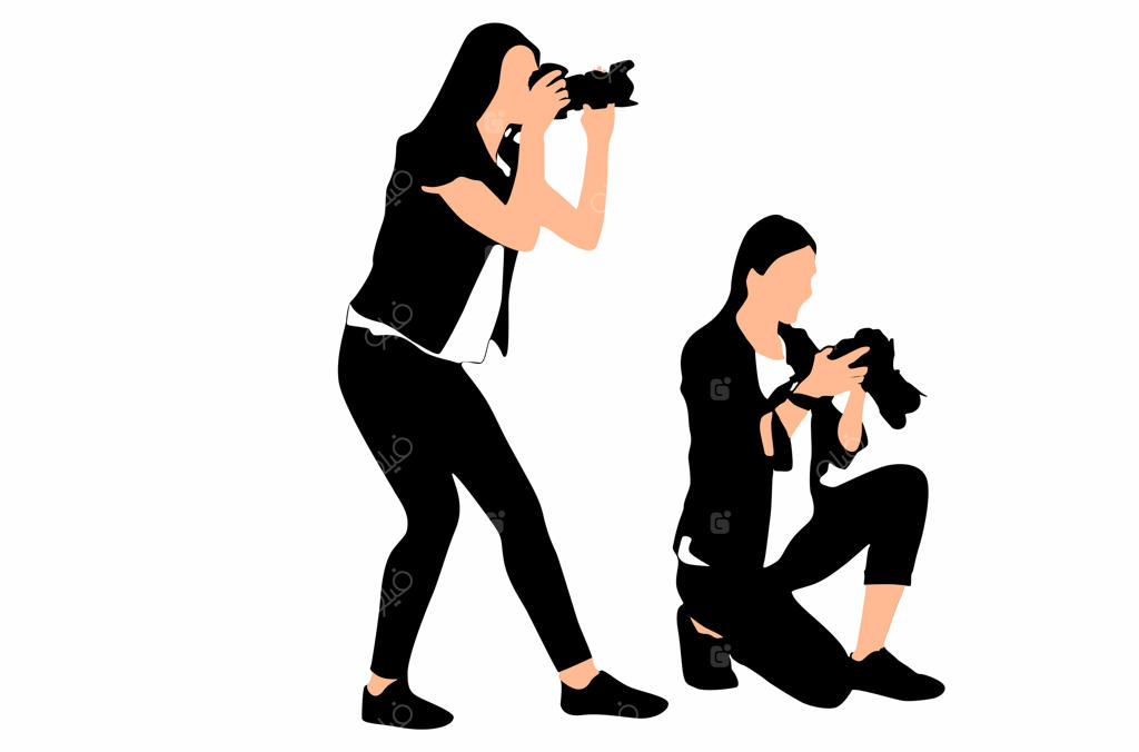 زنی در حال عکاسی با دوربین