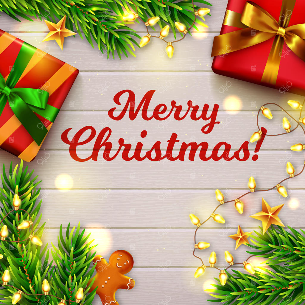 کریسمس مبارک! میز چوبی تزئین شده با هدایا، شاخه‌های درخت کریسمس، نان زنجبیلی و رشته‌ای از چراغ‌ها. نمای بالا.