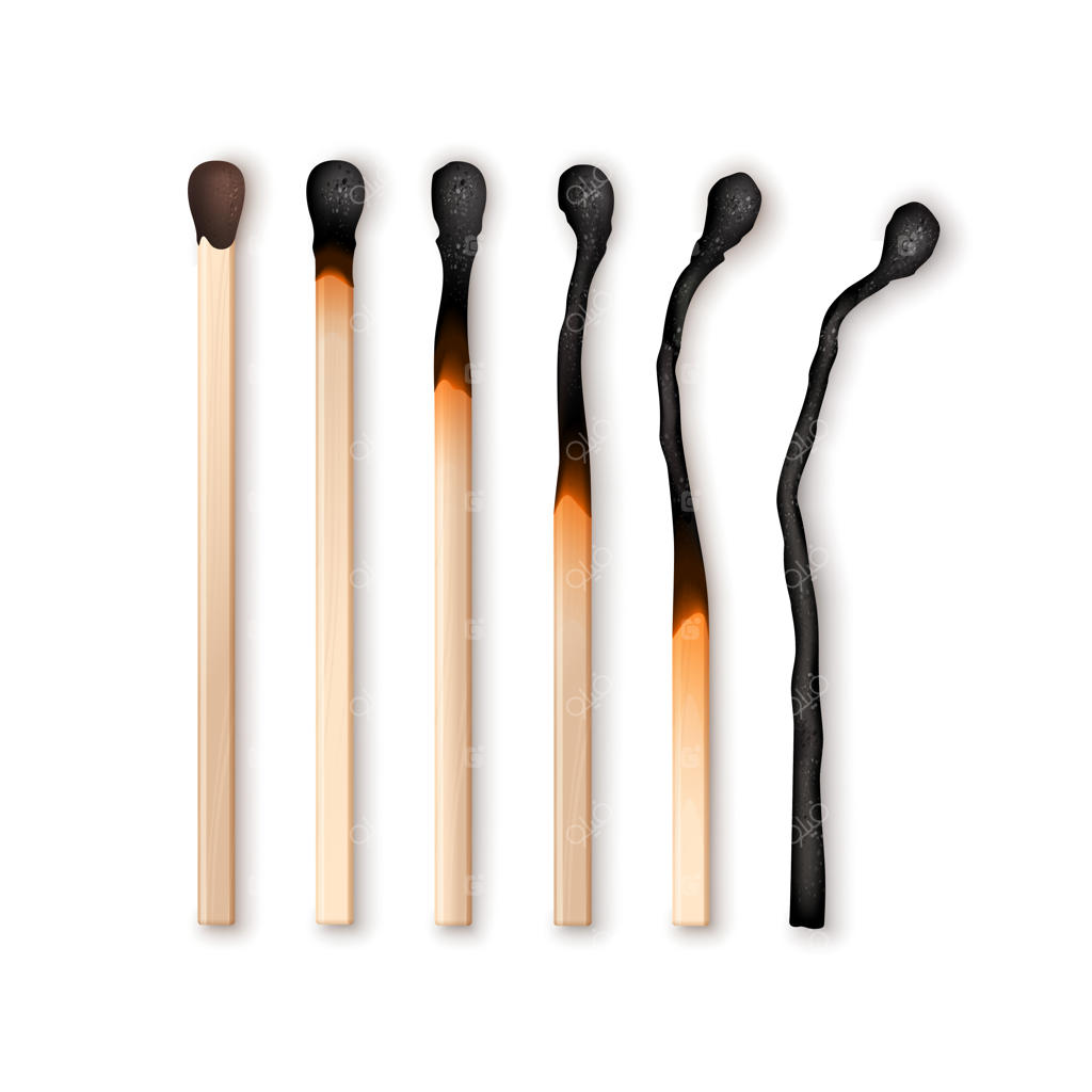 مجموعه کبریت‌های سوخته در مراحل مختلف، نمای نزدیک از بالا در پس‌زمینه سفید