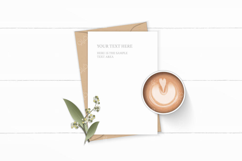 نمای بالا از ترکیب شیک: نامه در پاکت کرافت، گل، برگ و قهوه روی زمینه چوبی.