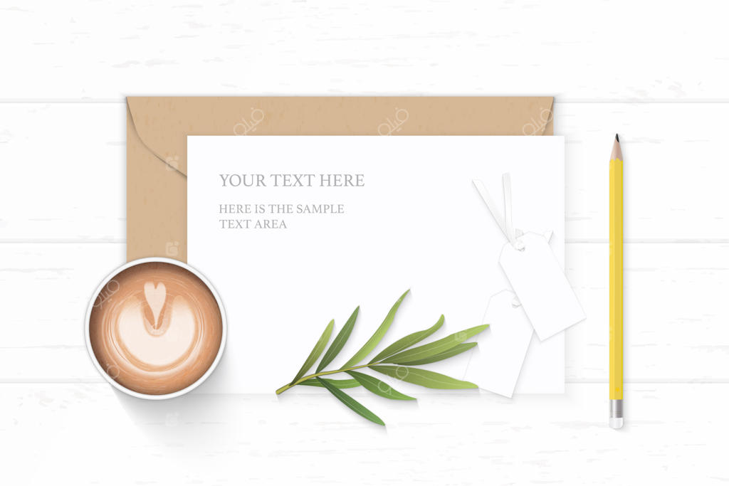 کاغذ سفید با قهوه و برگ ترخون روی میز چوبی