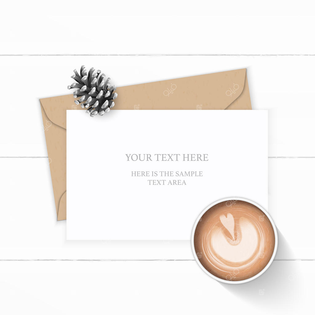 چیدمان شیک از بالا: پاکت نامه کاغذی کرم، دانه کاج و قهوه روی زمینه چوبی.