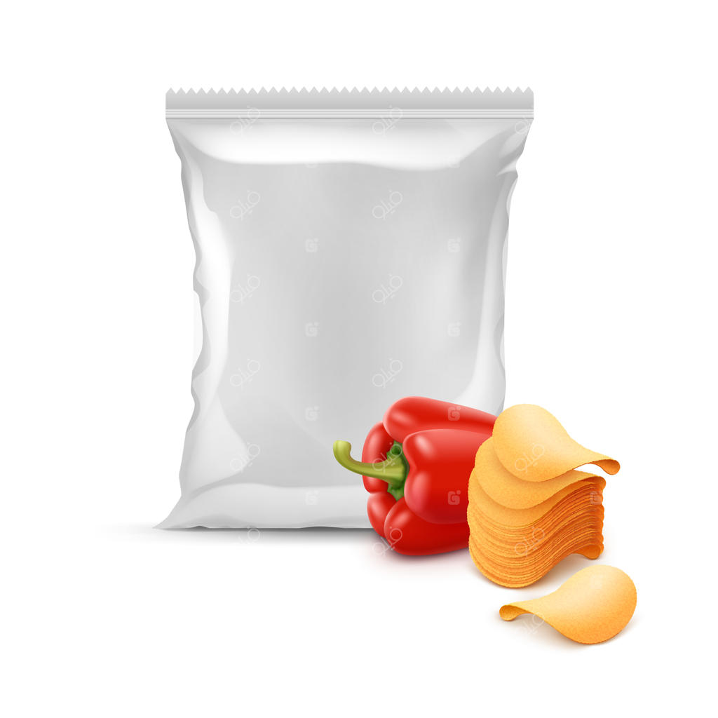 انبار چیپس‌های ترد پاپریکا به همراه بسته‌بندی نایلونی عمودی وکیوم در پس‌زمینه سفید