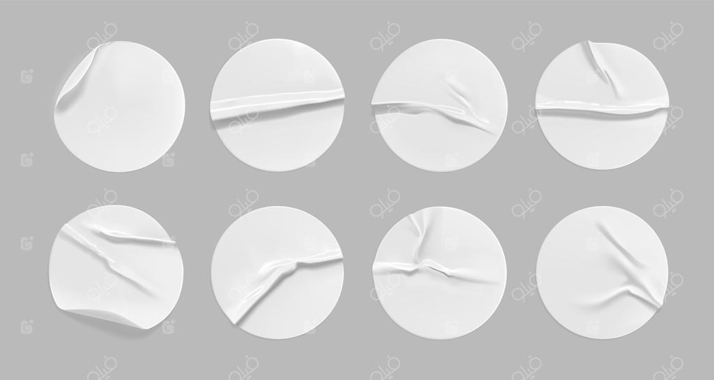 مجموعه استیکرهای سفید گرد و چروکیده: برچسب‌های پلاستیکی یا کاغذی سفید چسبنده با جلوه چروک در پس‌زمینه خاکستری. قالب‌های خام برچسب یا تگ قیمت. واقع‌گرایانه و سه‌بعدی.