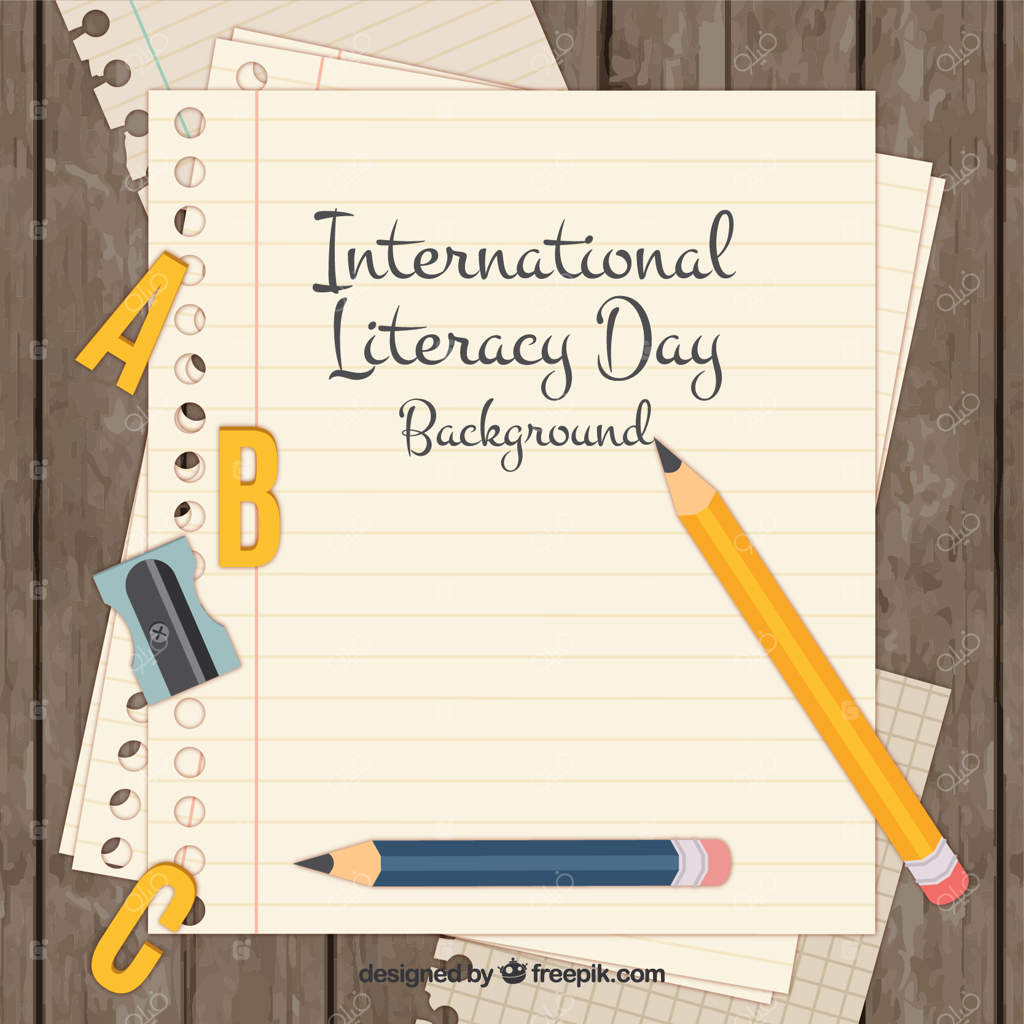 پس‌زمینه میز چوبی با دفترچه‌ها و مدادها