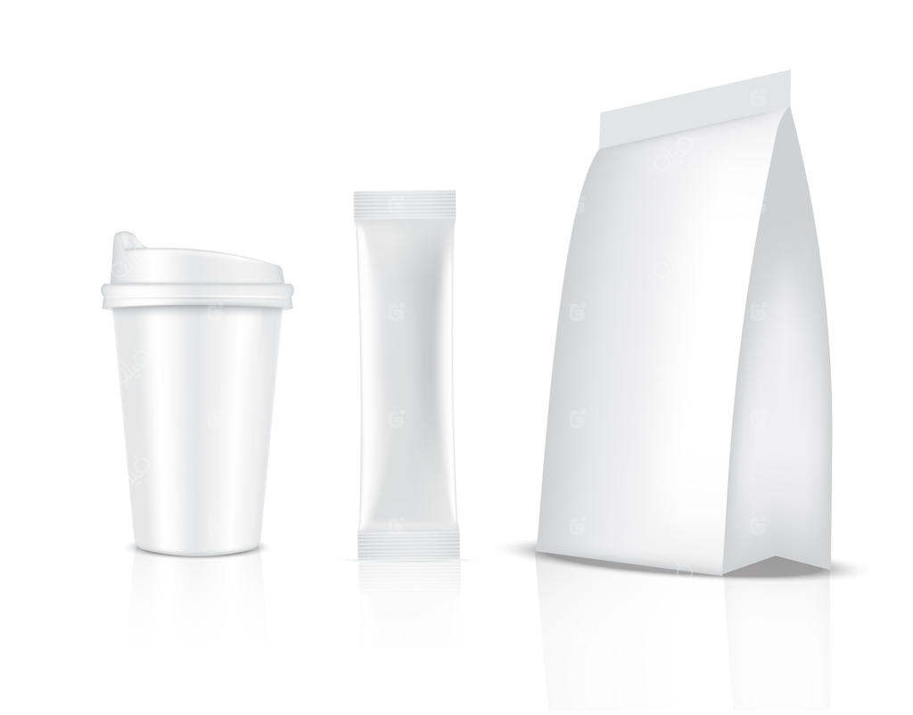 پاکت چوبی براق و فنجان در پس‌زمینه سفید: مفهوم بسته‌بندی غذا و نوشیدنی.