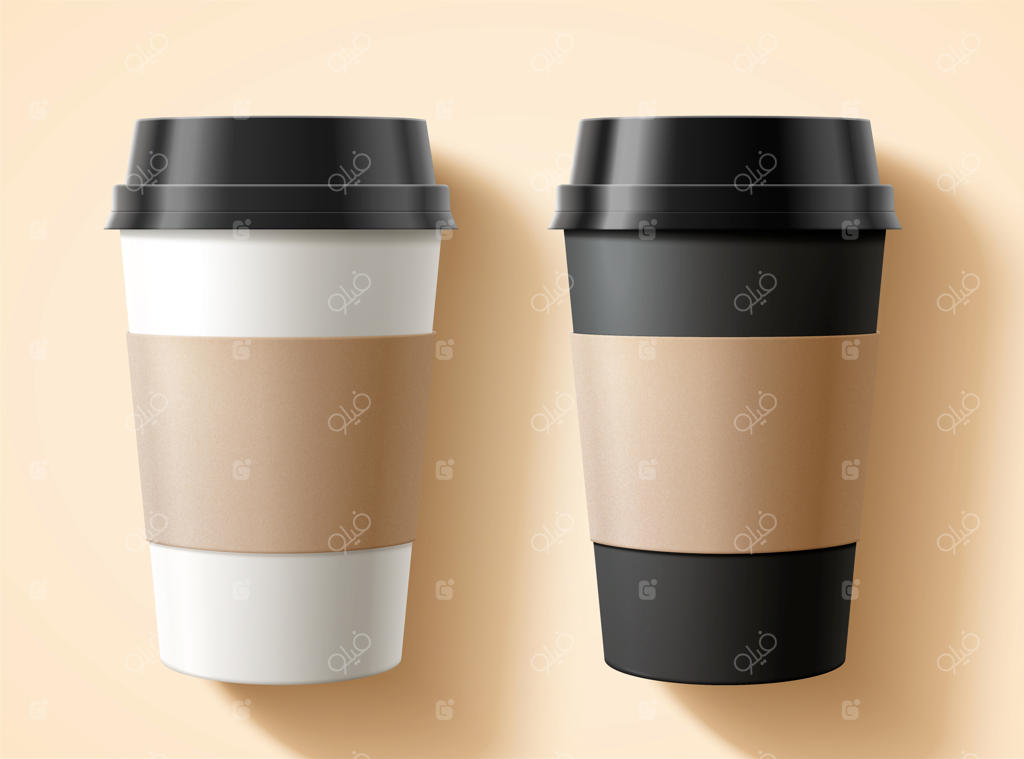 چیدمان از بالا: بسته‌بندی لیوان قهوه بیرون‌بر با برچسب‌های خالی در تصویر سه‌بعدی روی زمینه بژ