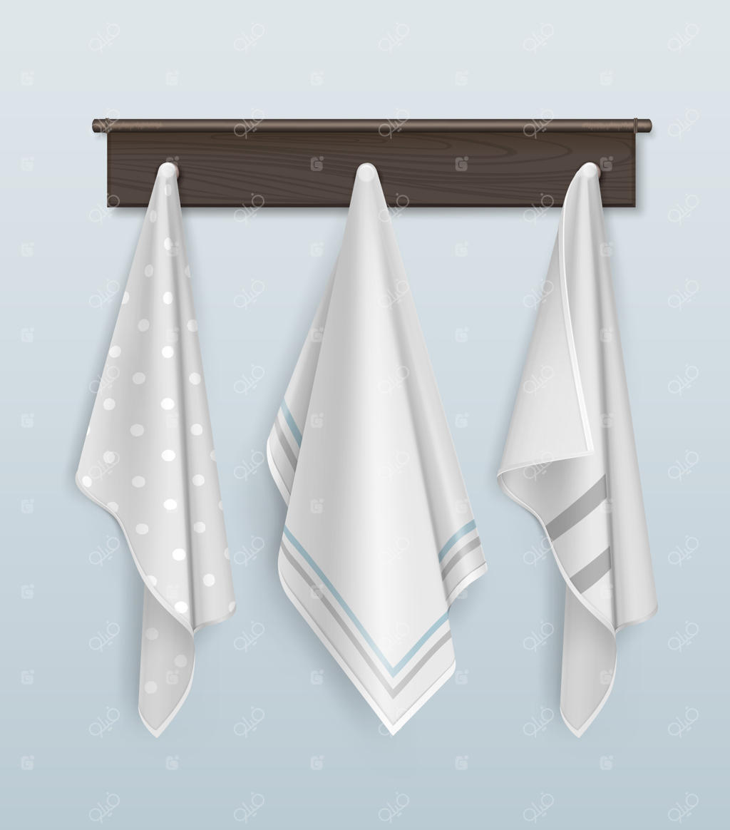 سه حوله سفید نخی یا کتانی با طرح خال‌ خالی روی قلاب چوبی قهوه‌ای بر دیوار آبی آویزان شده‌اند.