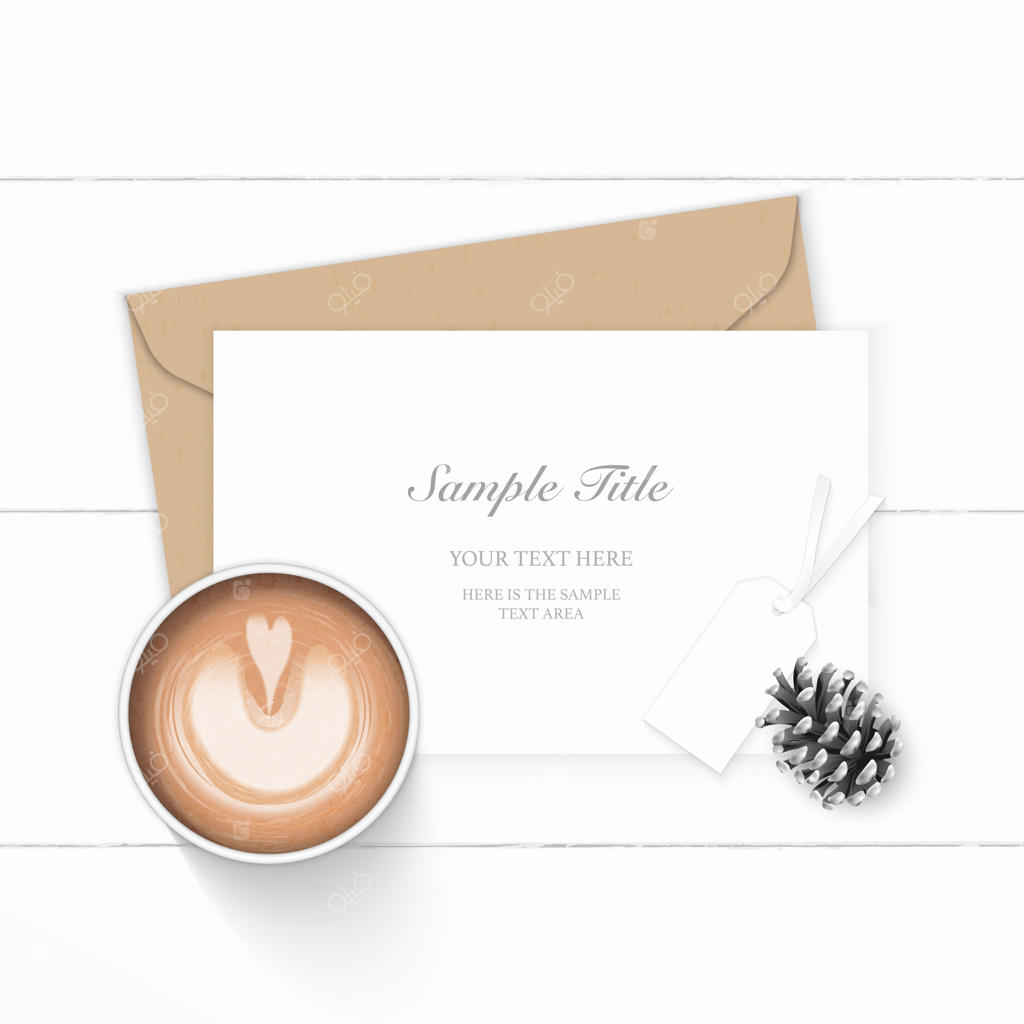 نما از بالا: ترکیب زیبای کاغذ نامه کرمی، پاکت، مخروط کاج و فنجان قهوه روی زمینه چوبی.