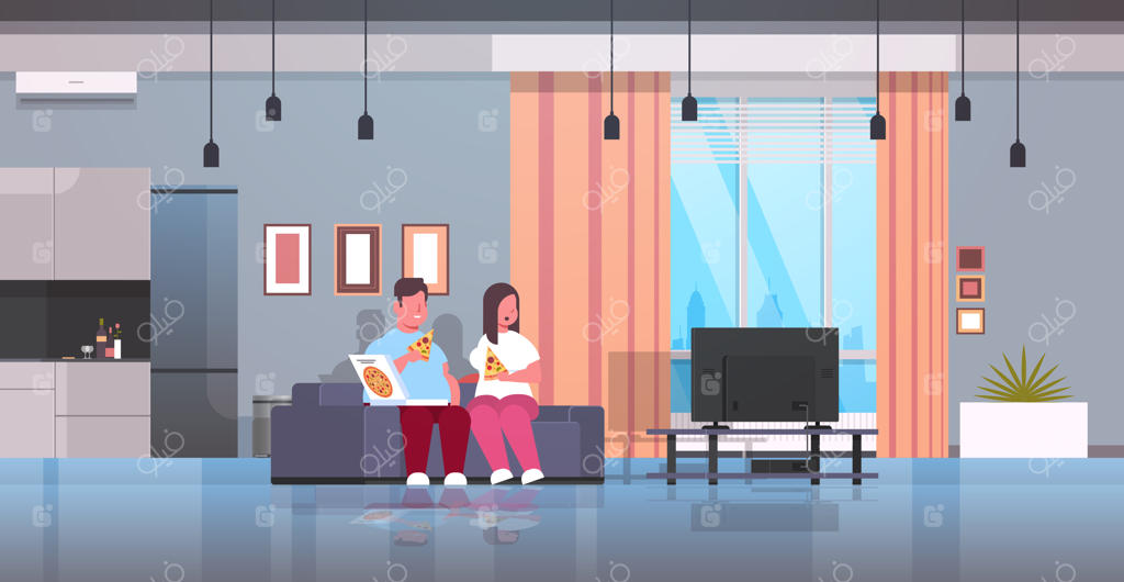 زوج دارای اضافه‌وزن در حال خوردن پیتزا و تماشای تلویزیون روی کاناپه - فست‌فود ناسالم و چاقی