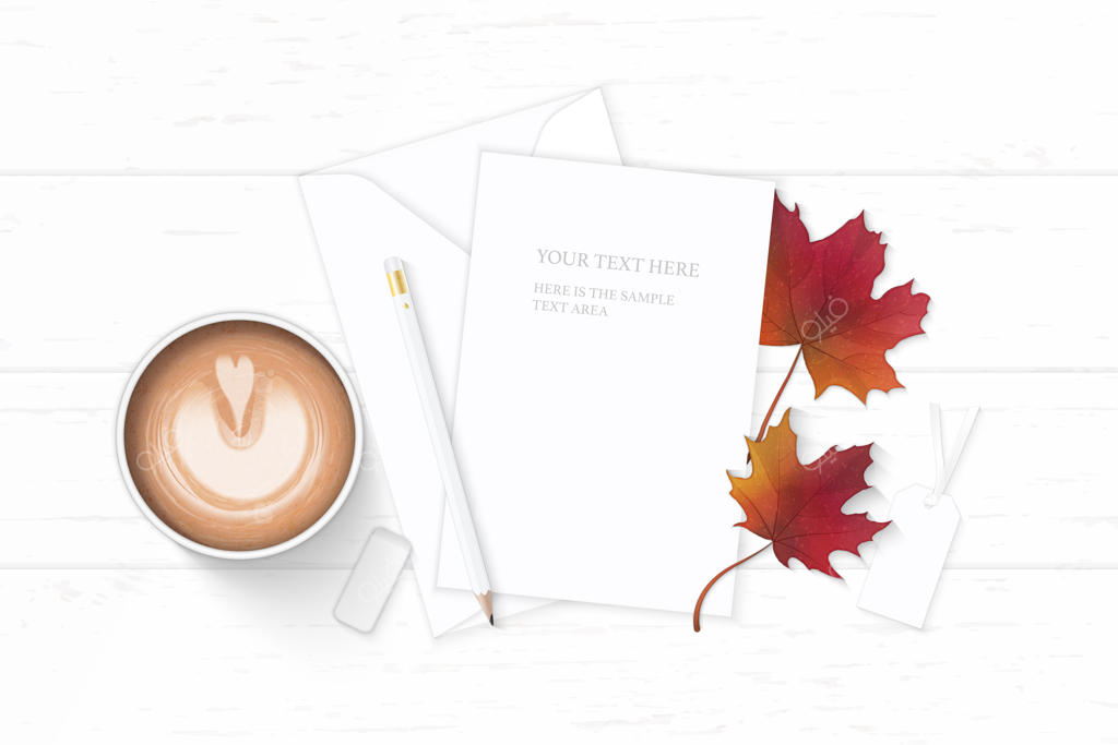 کاغذ نامه شیک با برگ افرا و قهوه روی زمینه چوبی