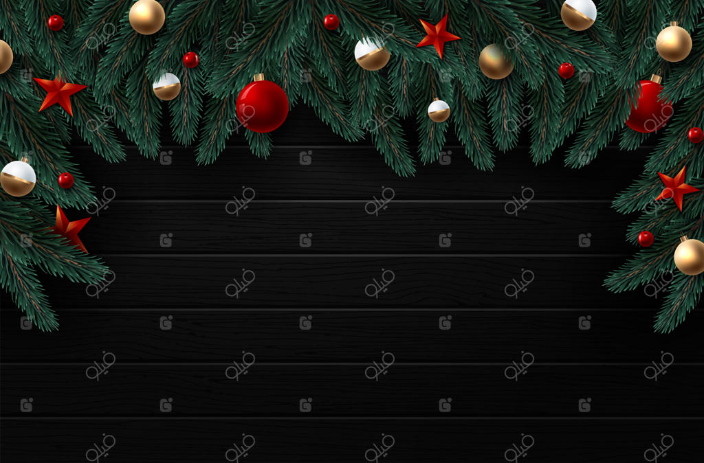 حلقه کریسمس با تزئینات قرمز و طلایی، روبان‌های شیک و توت‌ها روی زمینه چوبی