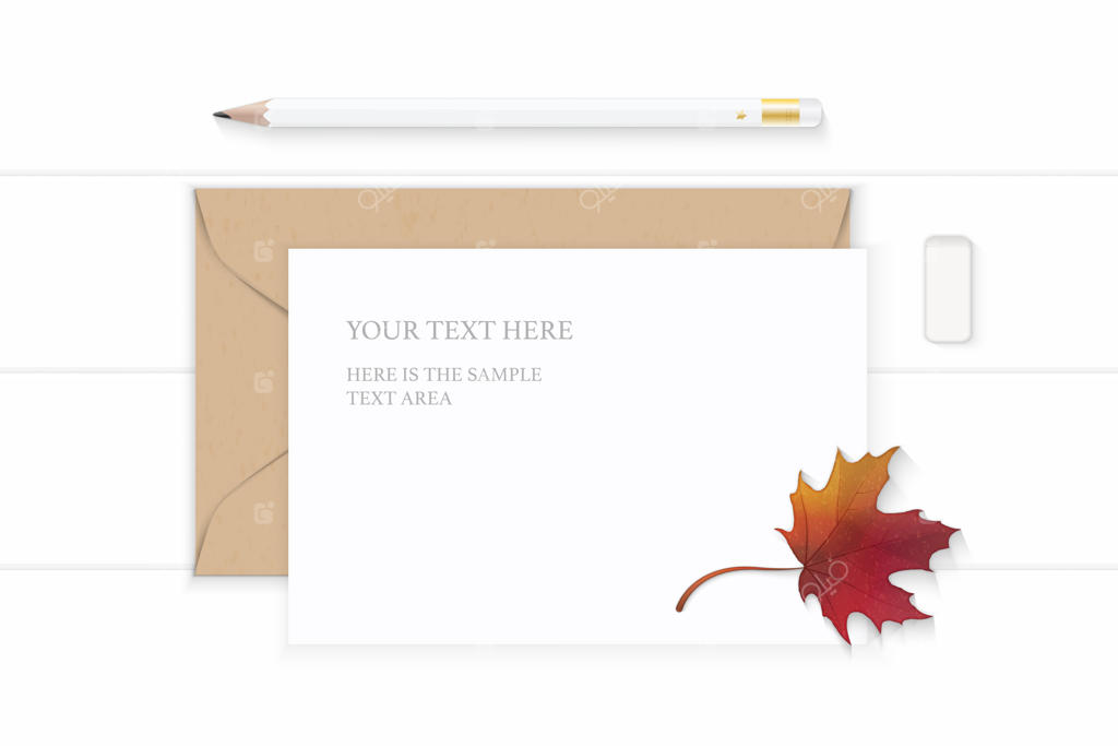 کاغذ نامه شیک با برگ افرا روی زمینه چوبی