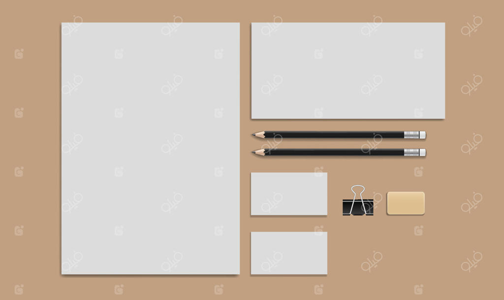 سربرگ سه‌بعدی، پاکت، مدادها و کارت‌های ویزیت خالی روی پس‌زمینه قهوه‌ای.