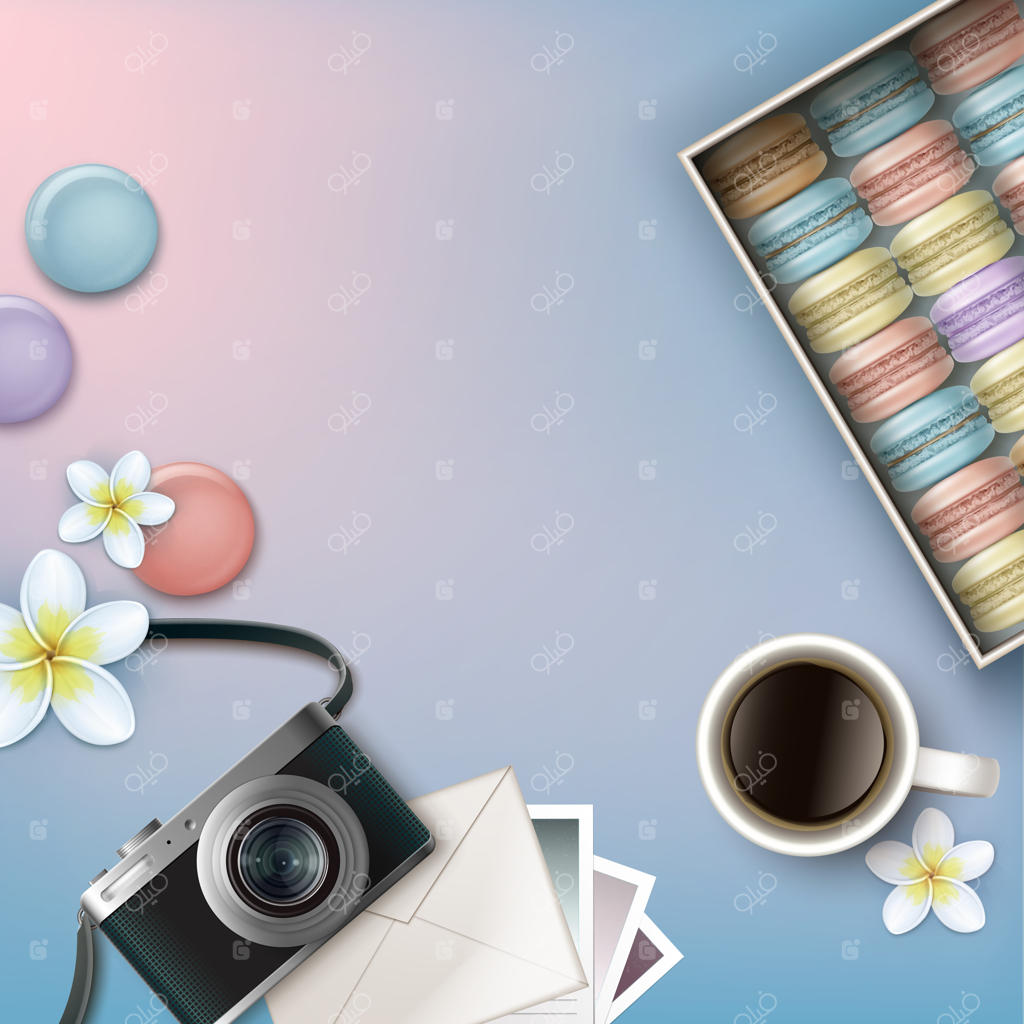 جعبه وکتور ماکارون‌های رنگارنگ فرانسوی با قهوه، گل‌های پلومریا، دوربین عکاسی، پاکت و کارت‌ها بر روی زمینه صورتی و آبی از نمای بالا
