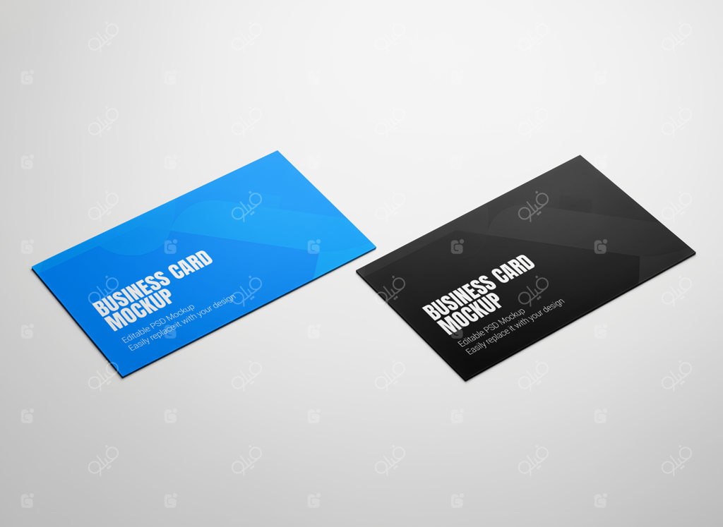 موکاپ دو کارت ویزیت مستطیلی روی پس‌زمینه خاکستری