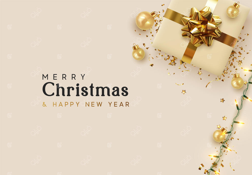 پس‌زمینه تعطیلات کریسمس مبارک و سال نو خوش. طراحی کریسمس با اشیاء واقع‌گرایانه: جعبه‌هدیه بژ، توپ طلایی، ریسه چراغ، و کاغذ رنگی طلایی. بنر و پوستر جشن، نمای بالا