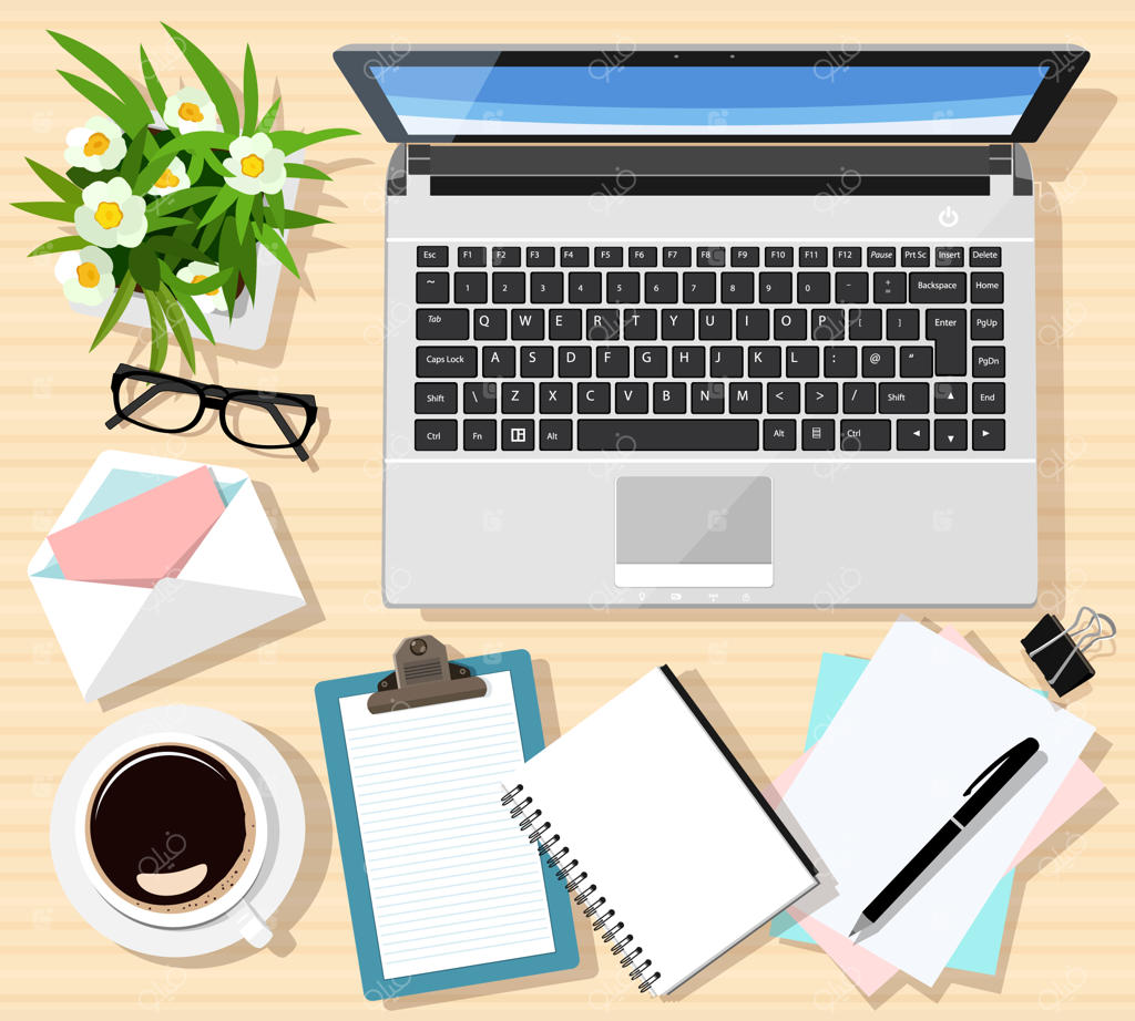 محل کار مدرن با میز چوبی، لپ‌تاپ، یادداشت‌ها، فنجان قهوه، تبلت، عینک، خودکار، پاکت و گل‌ها.