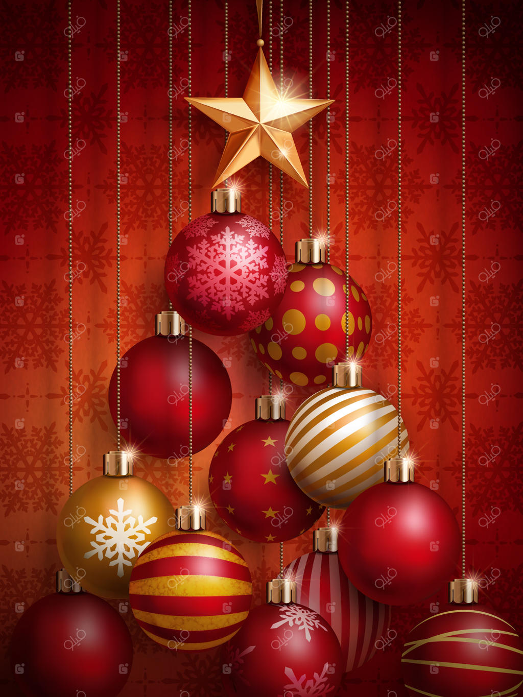 تزیینات کروی کریسمس به شکل درخت قرار داده شدند