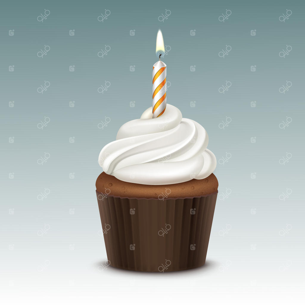 کاپ‌کیک تولد با خامه سفید و یک شمع از نزدیک