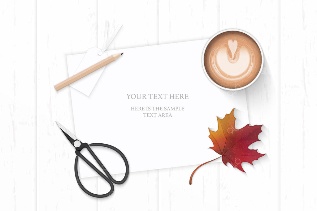 کاغذ نامه روی برگ افرا پاییزی با مداد و قهوه روی زمینه چوبی