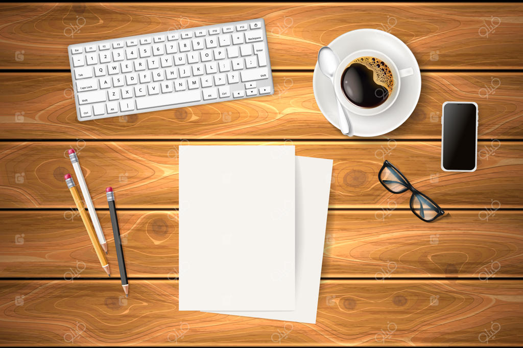 اشیای کاری روی میز چوبی: فنجان قهوه، بشقاب، قاشق و گوشی هوشمند