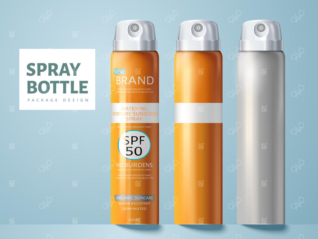 سه عدد بطری اسپری - دو خالی و یکی برای استفاده از اسپری ضدآفتاب - در پس‌زمینه آبی روشن قرار دارند