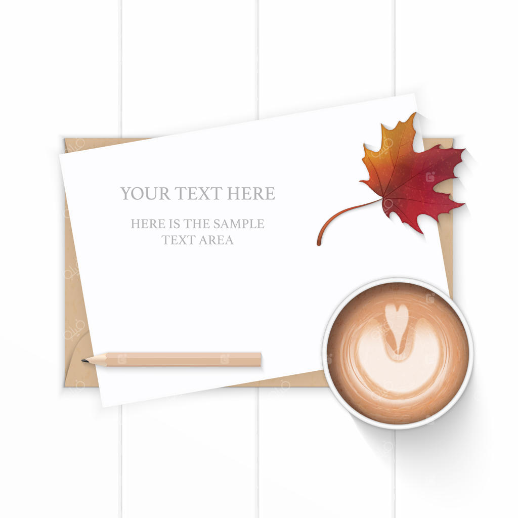 کاغذ نامه روی برگ افرا پاییزی با مداد و قهوه روی زمینه چوبی